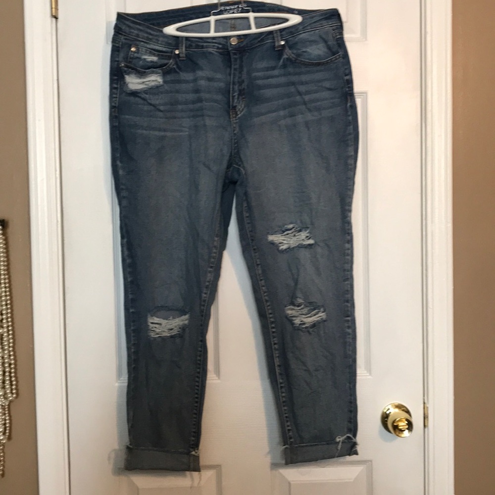 Light wash, distressed skinny Capri